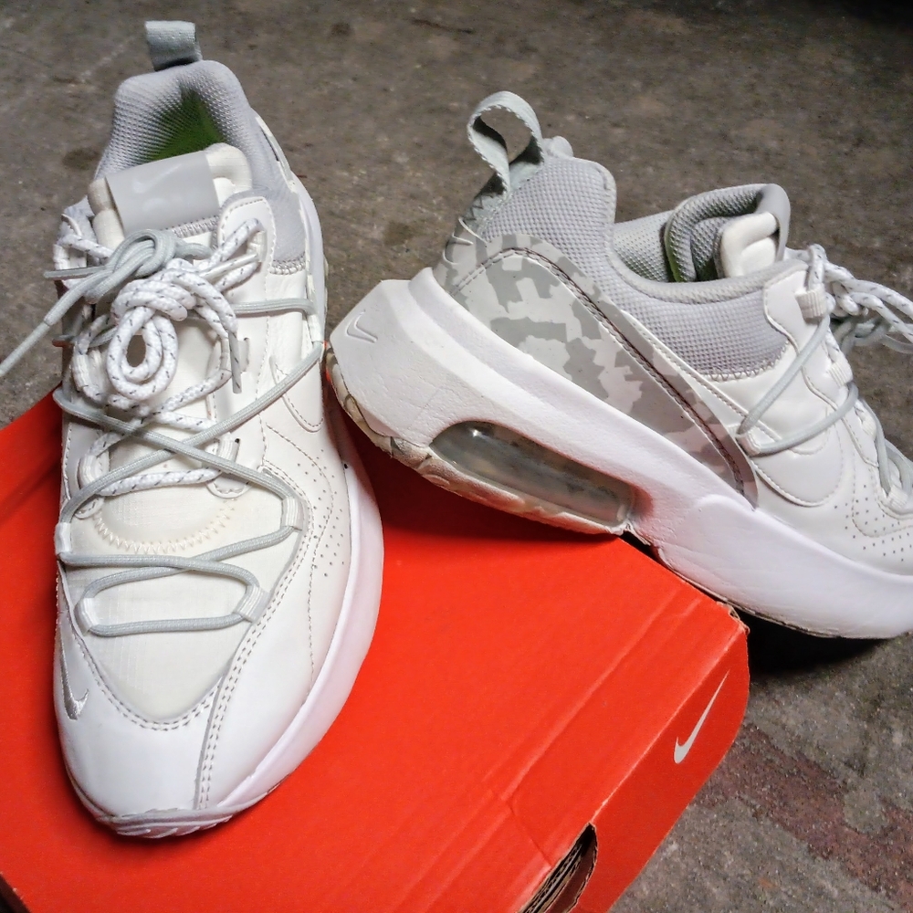 Nike Air Max Viva White & Gray Sneakers Sz 8 (6½Y)